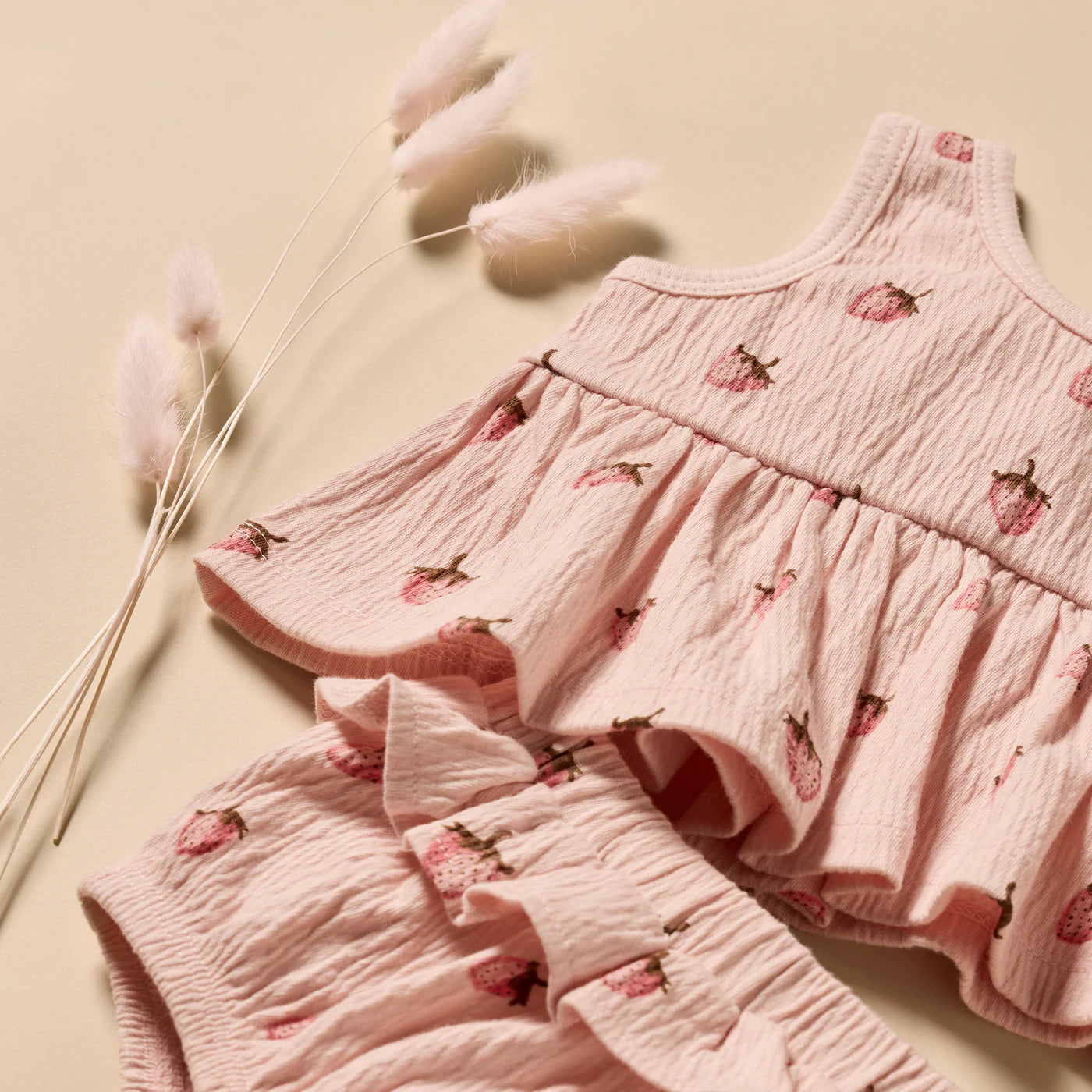 Wilson & Frenchy - Strawberry Kisses Organic Ruffle Set