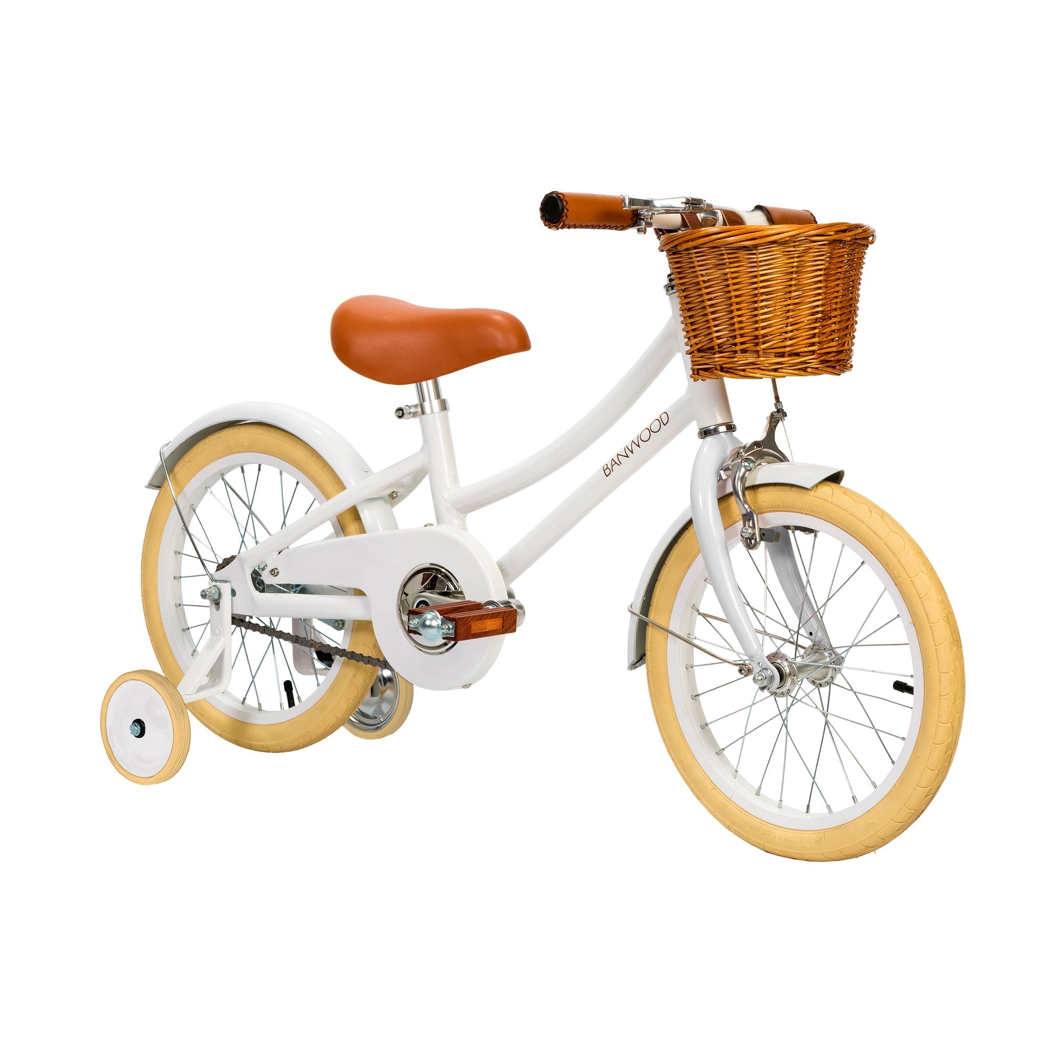 The Banwood - Classic Bicycle White by BANWOOD features a Scandinavian design with tan handles and seat, beige tires, wicker basket, and training wheels. This stylish children's bike seamlessly combines aesthetics and functionality.
