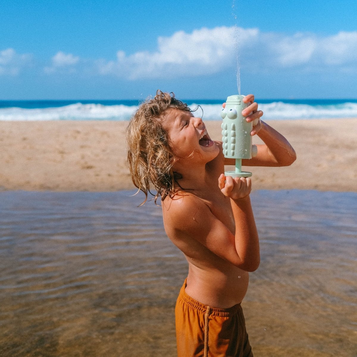 SUNNYLIFE Crocodile Water Squirter in use
