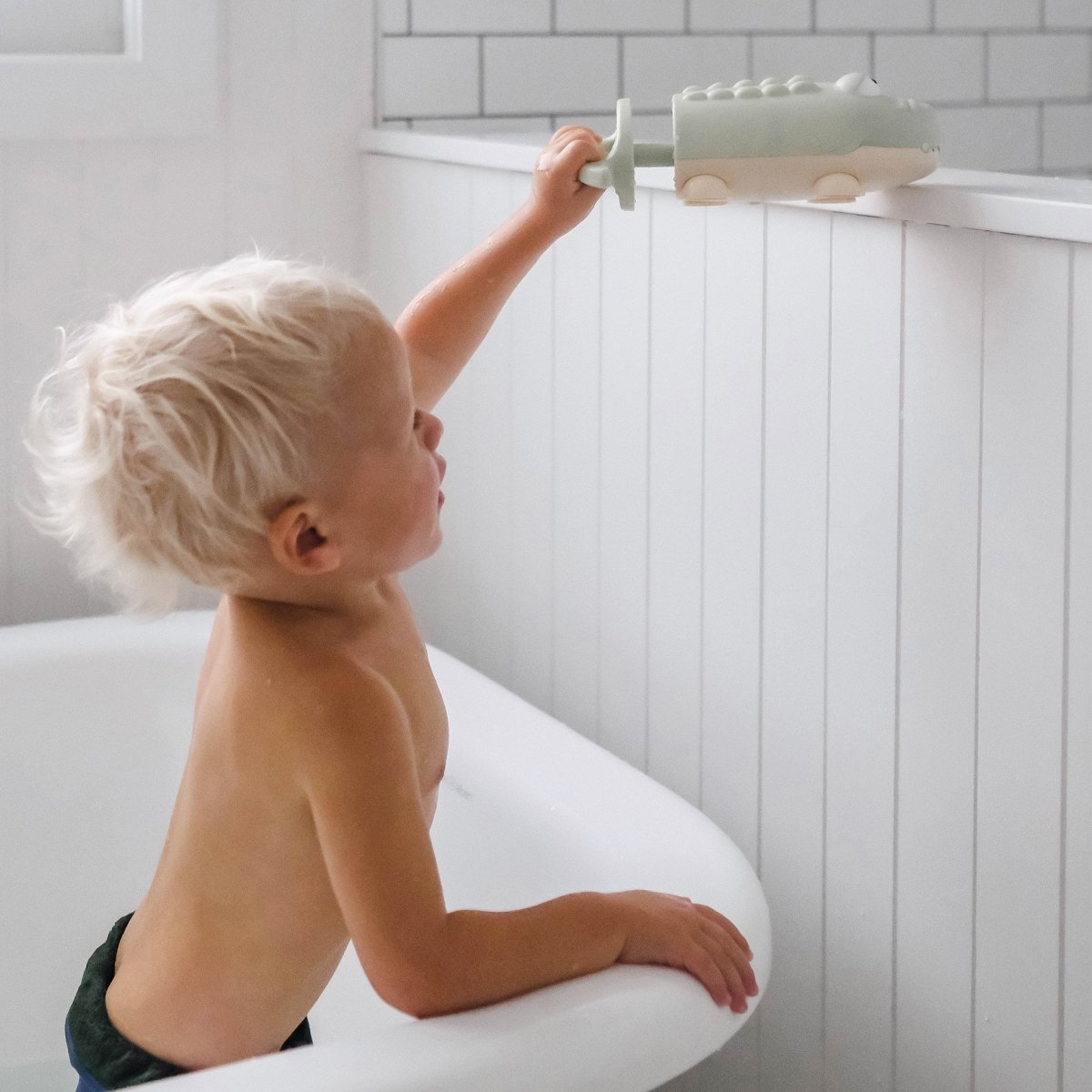 SUNNYLIFE Crocodile Water Squirter in use