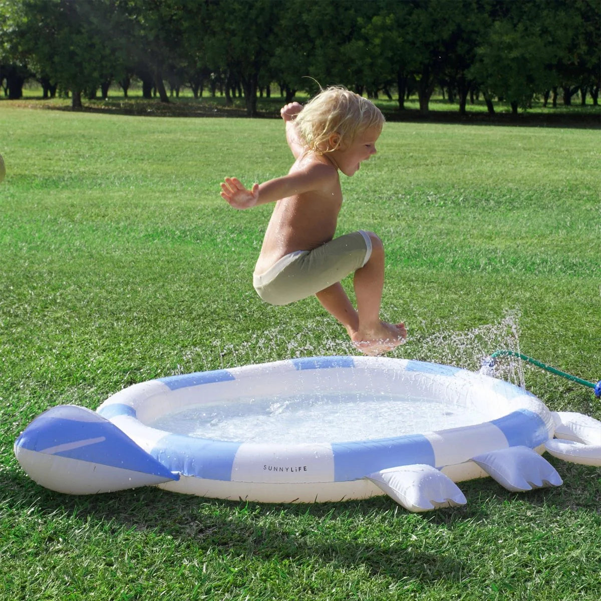 SUNNYLIFE - Kids Sprinkler Mat Into the Wild