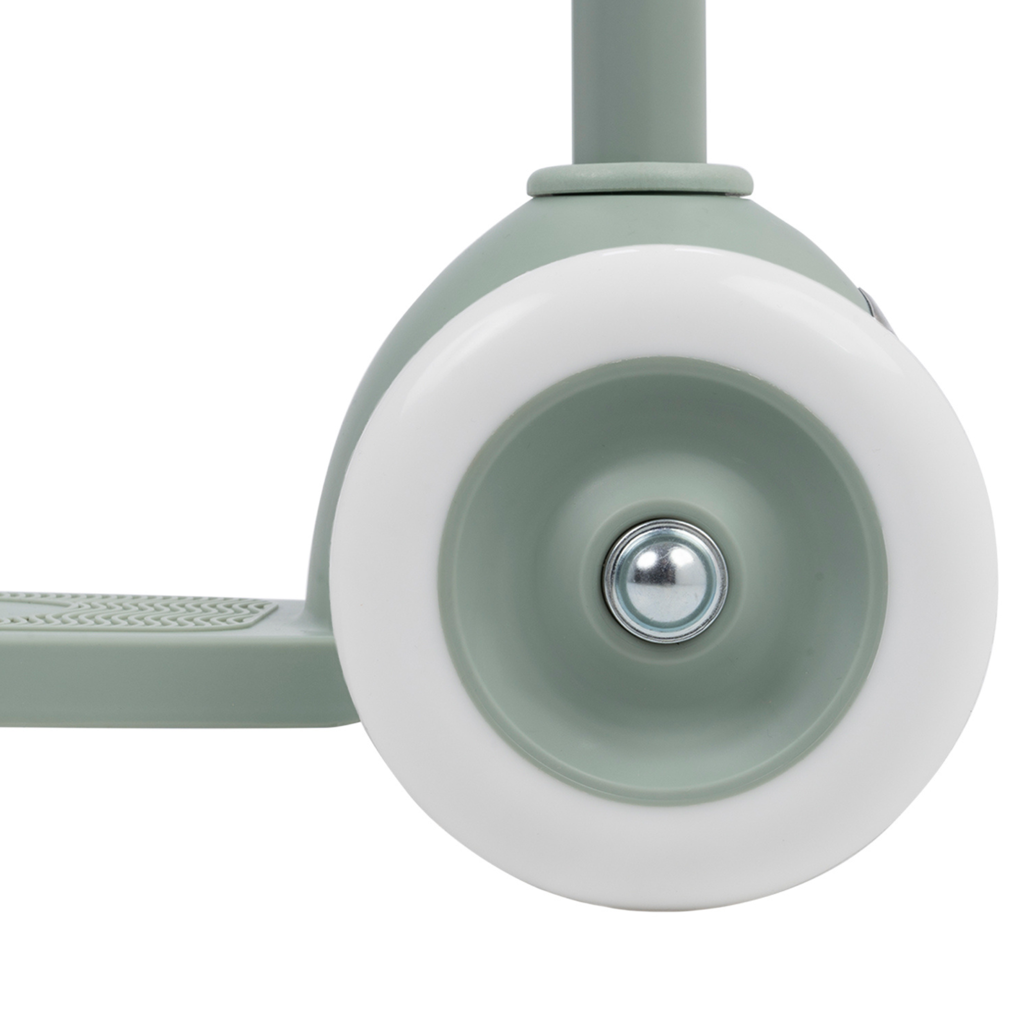 Close-up of a green Banwood Eco Scooter Clay wheel with a white outer rim by BANWOOD. Crafted from recycled plastic, it features a center metal bolt. The matching textured foot pedal is visible in the background, enhancing its sustainable design appeal.