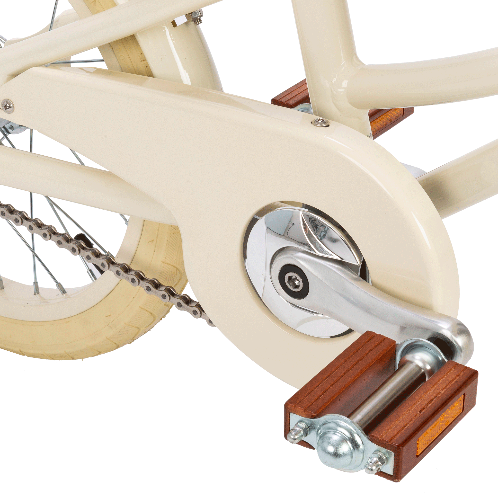 Close-up of a Banwood - Classic Bicycle Cream crankset and pedal. The wooden pedal with a silver arm showcases Scandinavian design, while the visible chain connects to the rear wheel, enhancing its vintage charm.