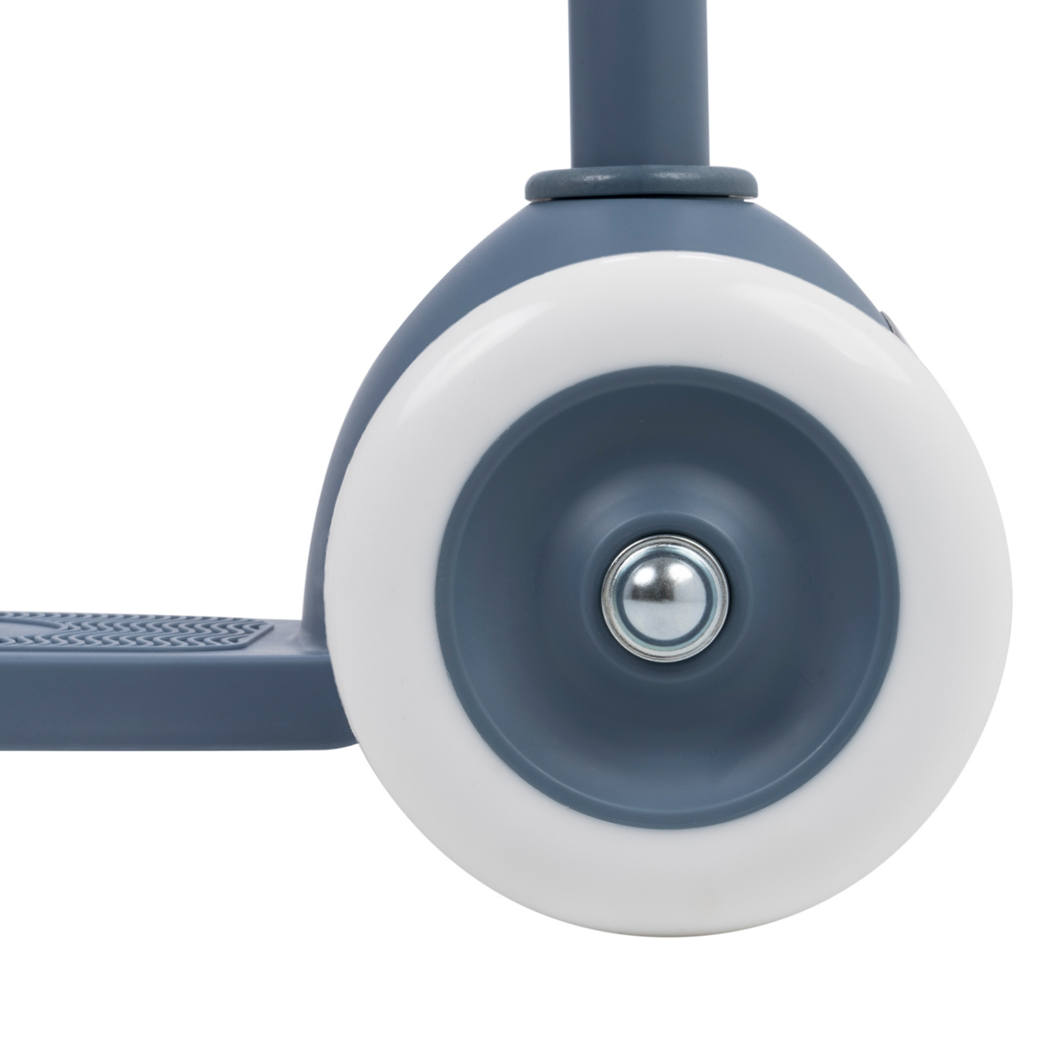 Close-up of the Banwood - Eco Scooter Deep Sea wheel with a dark blue rim and white tire crafted from recycled plastic, attached to a blue frame. The visible metal hub at the center and the tire's textured surface ensure excellent grip.