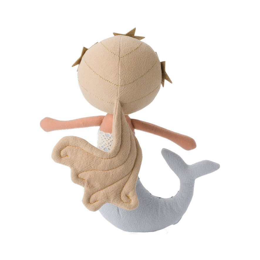 The Mermaid Pearl 22cm plush doll from PICCA LOULOU features a beige head with long, golden blonde yarn hair styled in pigtails. She has a light skin tone, an orange top, a beige tail fin, and a gray-blue fabric tail. Crafted by Bon Ton Toys, her face remains mysteriously hidden.