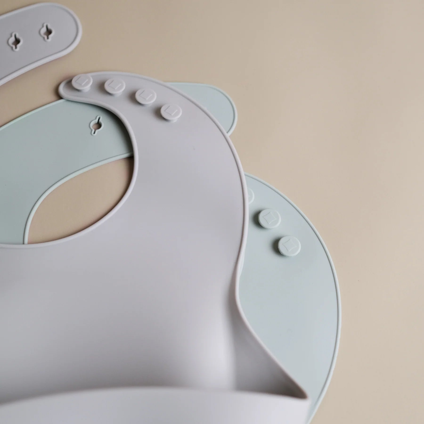 ROMMER Silicone Bib in Cloud and Mist close up.