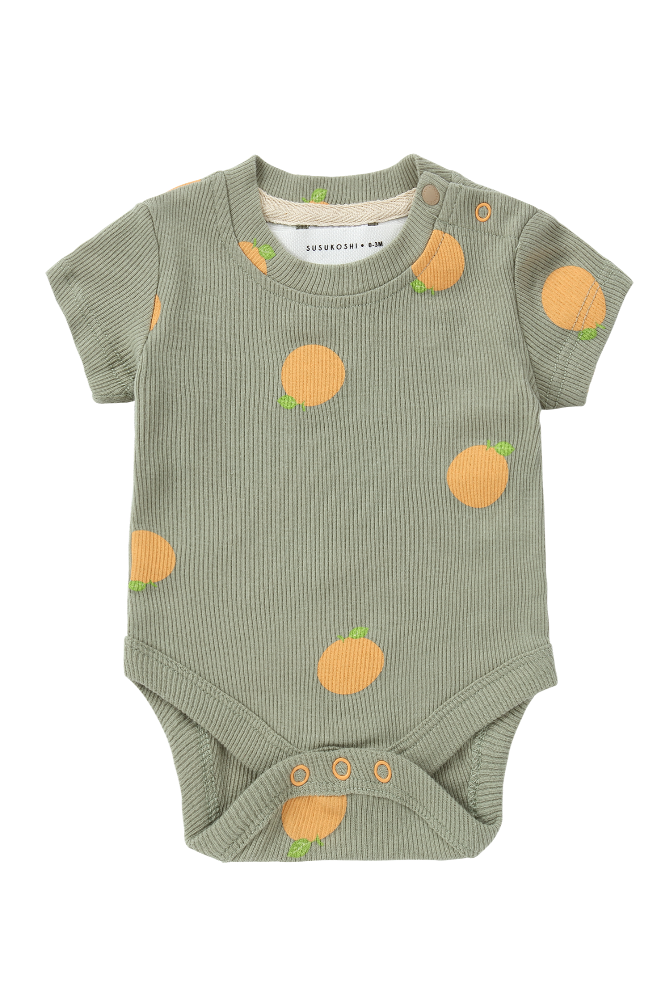 The "Classic Bodysuit Oranges" by SUSUKOSHI is a green ribbed baby onesie with short sleeves, made from organic cotton to ensure maximum comfort for your baby. It showcases a charming orange fruit pattern and includes two buttons on the shoulder for easy dressing. Ethically crafted, it's an ideal addition to your little one's wardrobe.