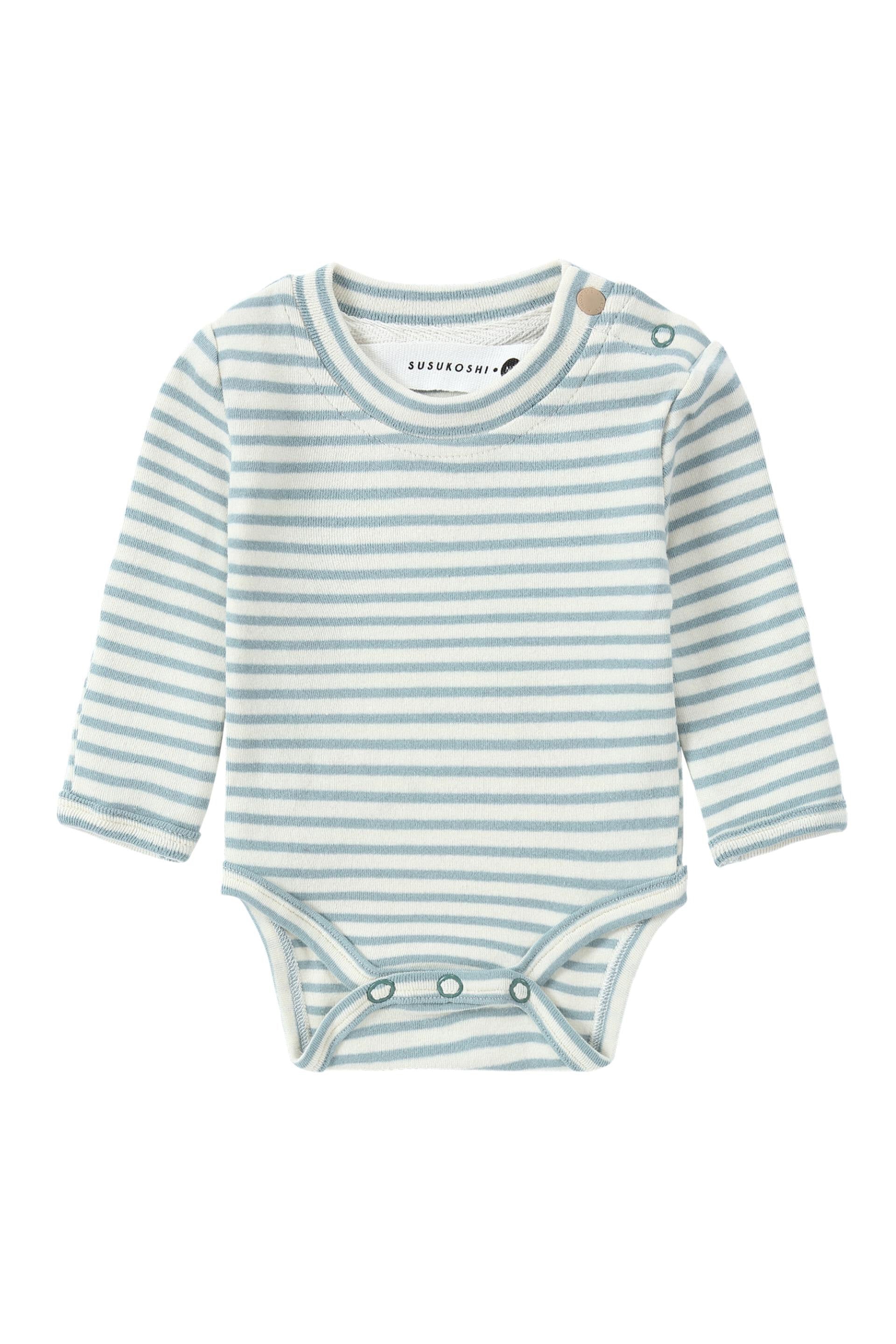 The Classic Bodysuit Seaside by SUSUKOSHI is a light blue and white striped long-sleeve onesie for babies, made from organic cotton. It features snap buttons on one shoulder and at the crotch for easy changing. The collar and sleeves have thin hems, providing soft and gentle comfort on the baby’s skin. Ethically made with love.