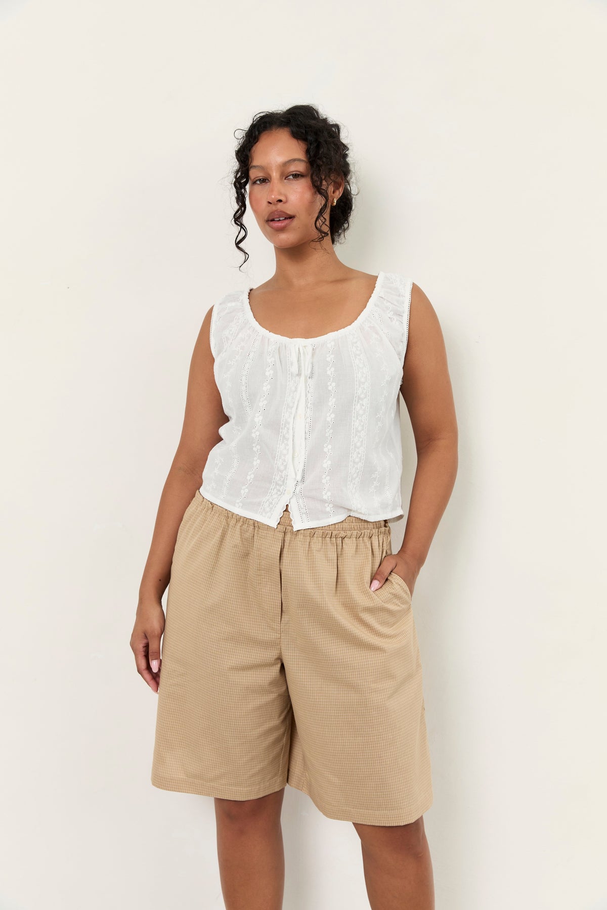 Juni Vivi Bermuda Short Wheat Check