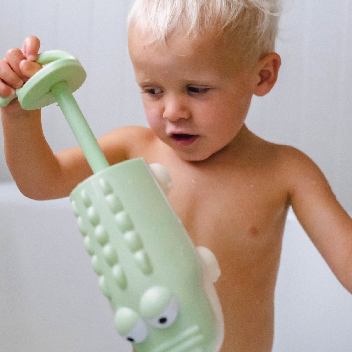 SUNNYLIFE Crocodile Water Squirter in use