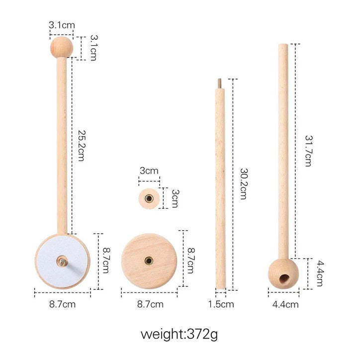 The ROOMI & ME Roomi & Me - Wooden Mobile Stand includes two 8.7 cm diameter wooden bases and three rods (25.2 cm, 30.2 cm, 31.7 cm) with ball ends; suitable for mounting on cots. Total weight: 372g.